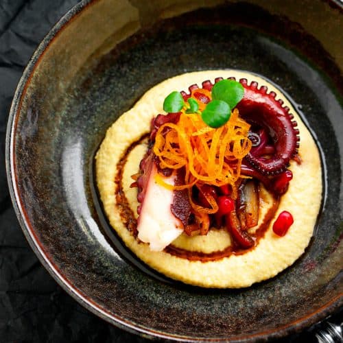 Pulpo auf lauwarmem Orangenhummus