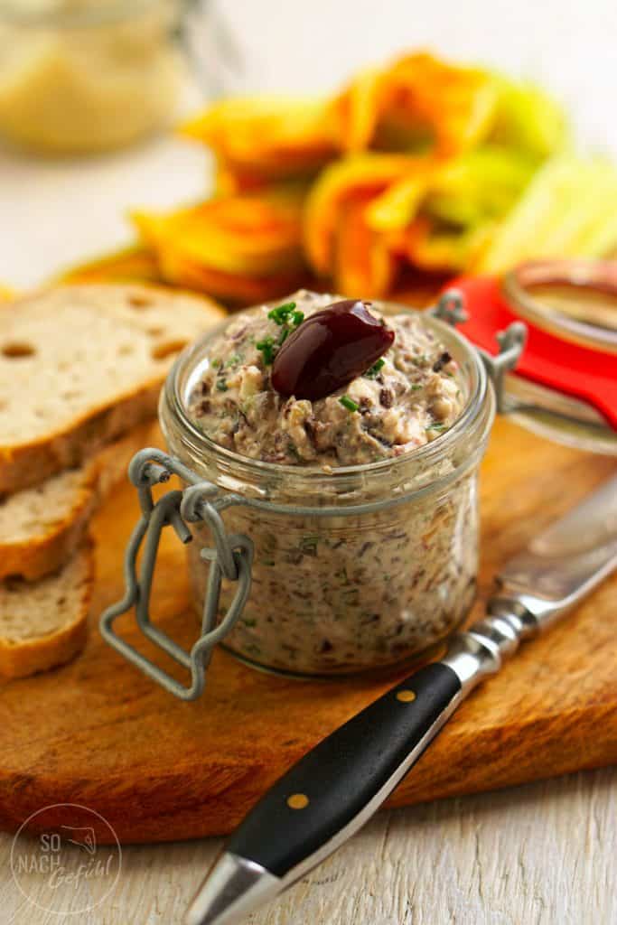 Olivade mit Feta, Schnittlauch und Kapern