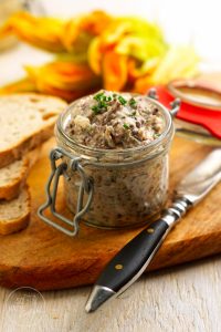 Olivade mit Feta, Schnittlauch und Kapern
