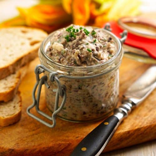 Olivade mit Feta, Schnittlauch und Kapern