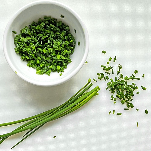 Schnittlauch in Ringe schneiden