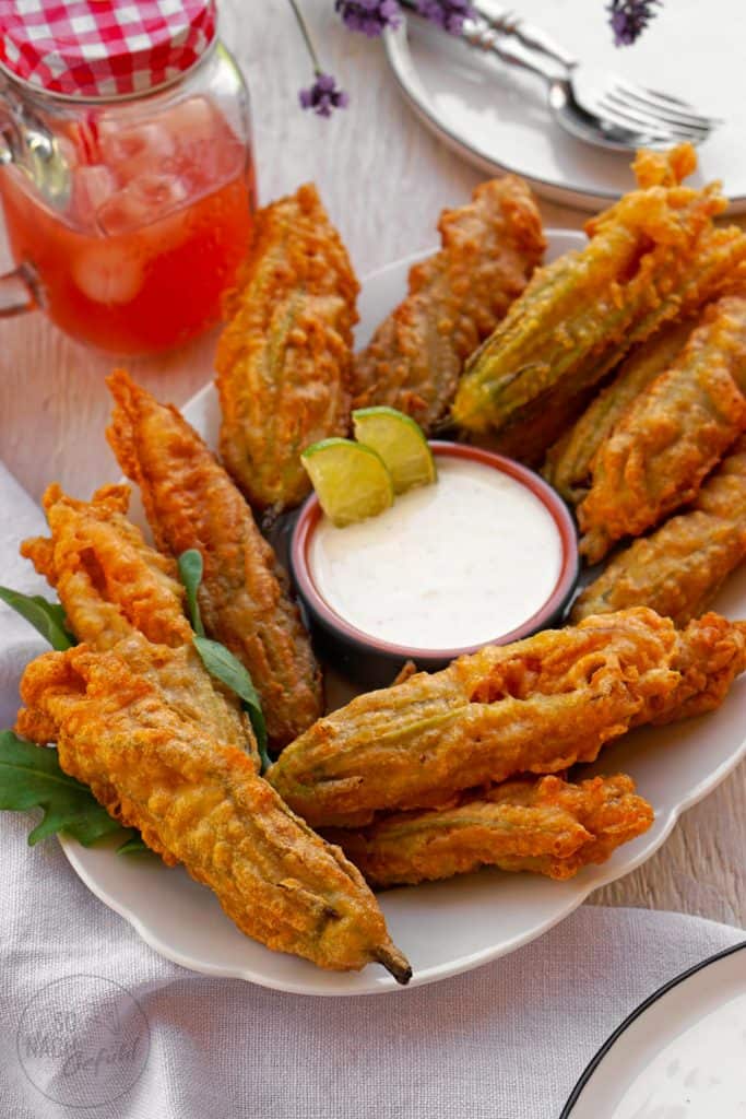 Zucchiniblüten in Tempura-Teig