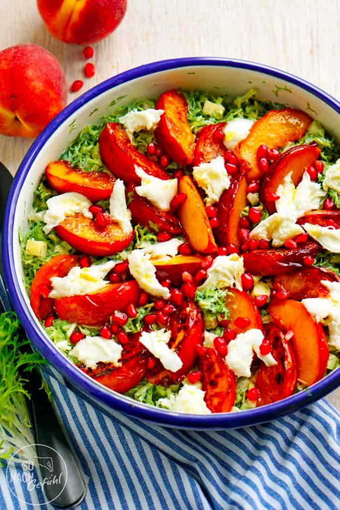 Sommersalat mit gebratenen Pfirsichen