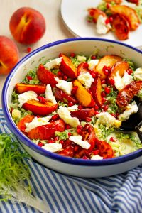 Sommersalat mit gebratenen Pfirsichen