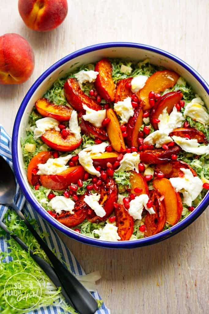 Sommersalat mit gebratenen Pfirsichen