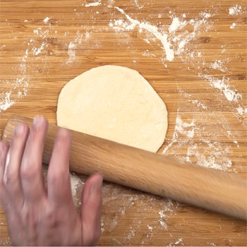 Brotteig ausrollen