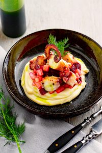 Pulpo mit roter Bete, Apfel und Dillöl auf Pastinakencreme