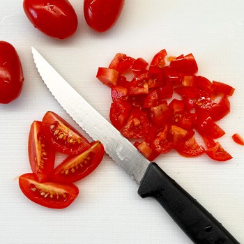 Cocktailtomaten würfeln