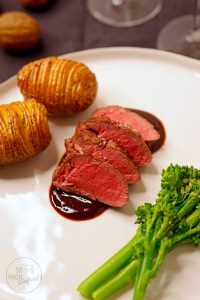 Rosagebratener Rehrücken mit leckerer Sauce