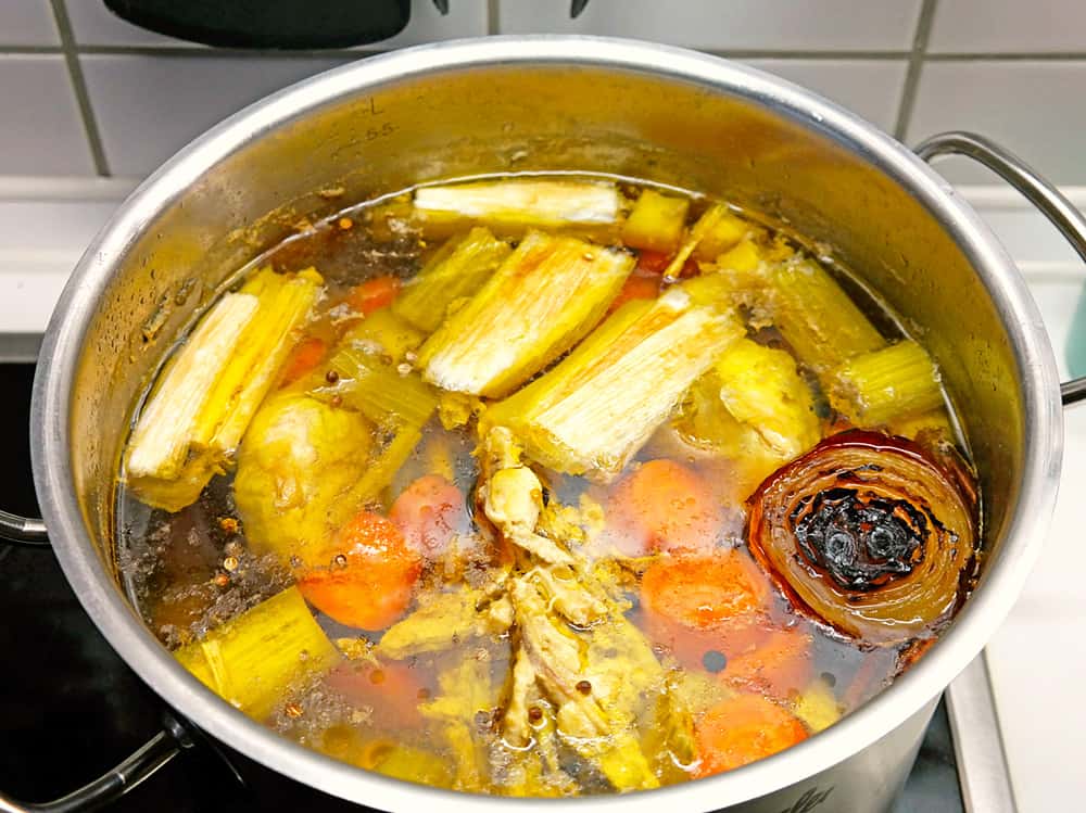 Hühnerbrühe kochen