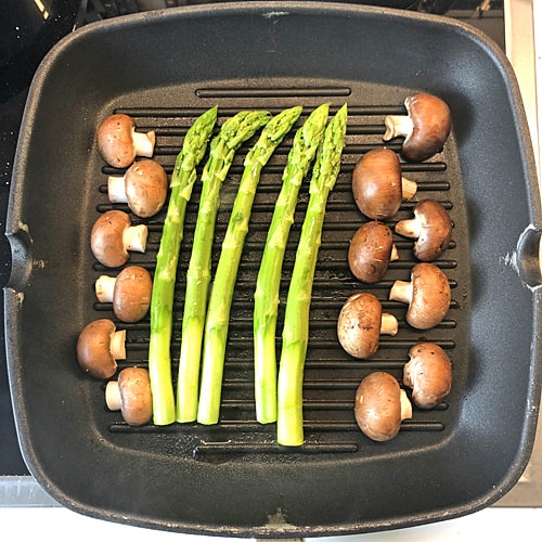 Spargel und Pilze in der Grillpfanne