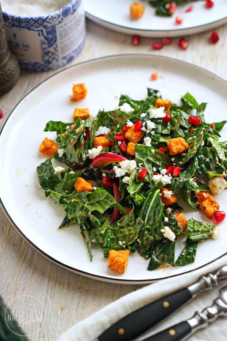 Schwarzkohlsalat mit gerösteter Süßkartoffel