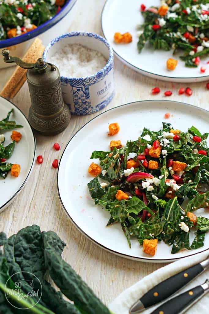 Schwarzkohlsalat mit gerösteter Süßkartoffel