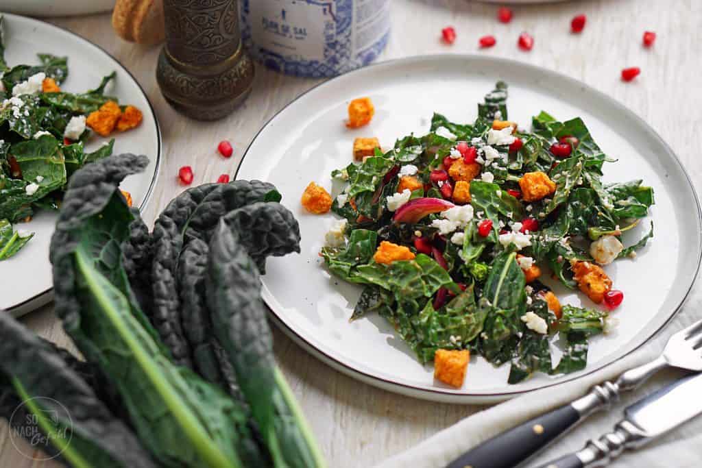 Schwarzkohlsalat mit gerösteter Süßkartoffel