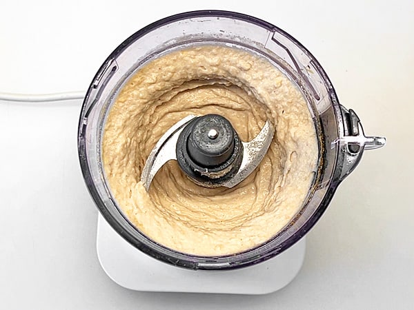 Bohnenhummus pürieren