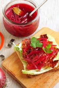 eingelegte rote Zwiebeln süß-sauer