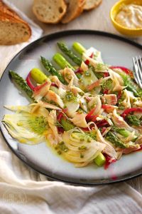 Grüner Spargelsalat mit Forelle auf Bohnenhummus
