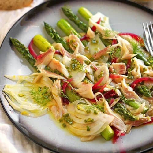 Grüner Spargelsalat mit Forelle auf Bohnenhummus