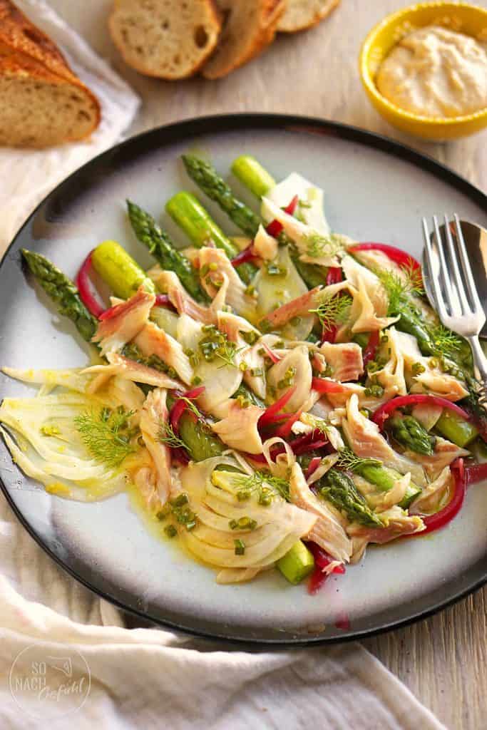 Grüner Spargelsalat mit Forelle auf Bohnenhummus