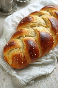 Fluffiger Osterzopf aus Hefeteig