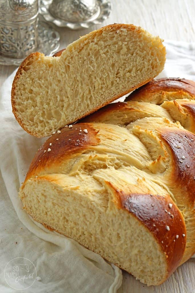 Fluffiger Osterzopf aus Hefeteig - angeschnitten