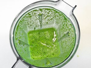 Petersilienwasser mixen