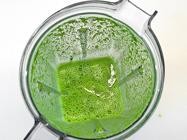 Petersilienwasser mixen
