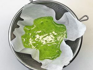 Petersilienwasser filtern