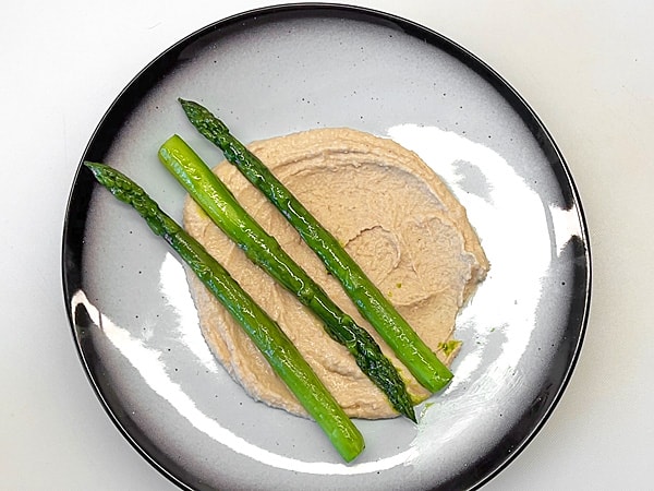 Spargelsalat anrichten