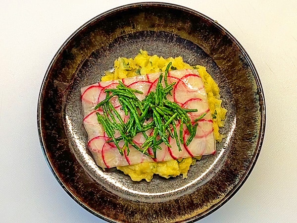 Wolfsbarsch im Pergament anrichten