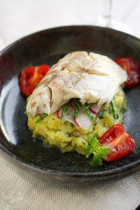 Wolfsbarsch im Pergament auf Kartoffel-Fenchel-Stampf