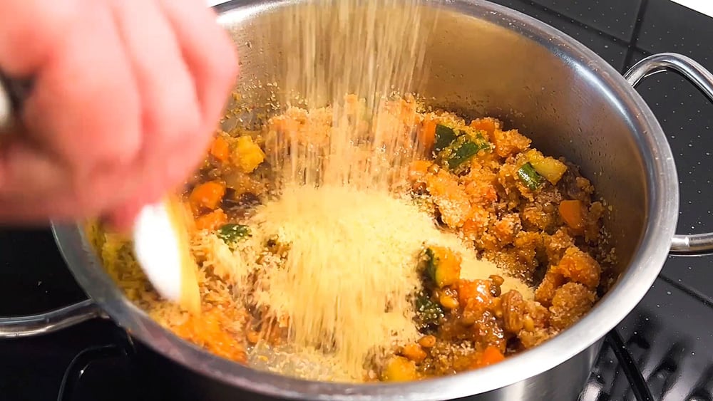 Bulgur zufügen und quellenlassen