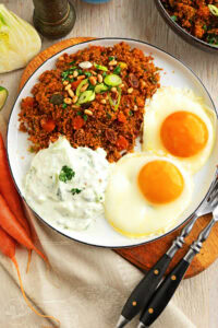 Gemüsebulgur mit Cacık und Spiegelei