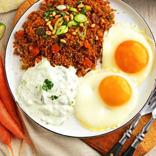 Gemüsebulgur mit Cacık und Spiegelei
