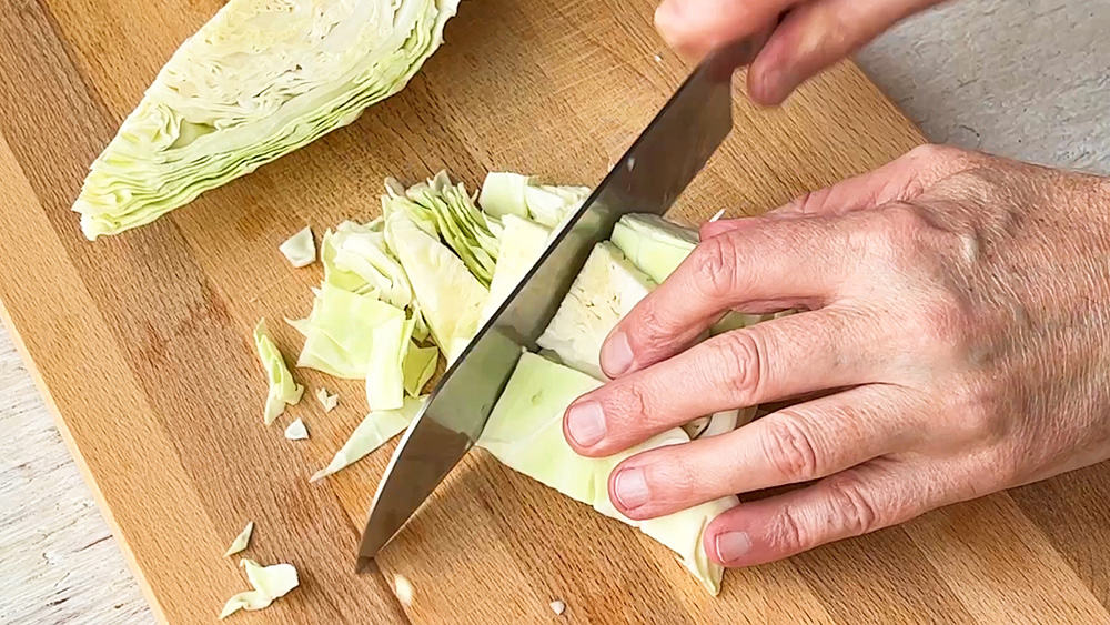 Spitzkohl / Krautflecken schneiden