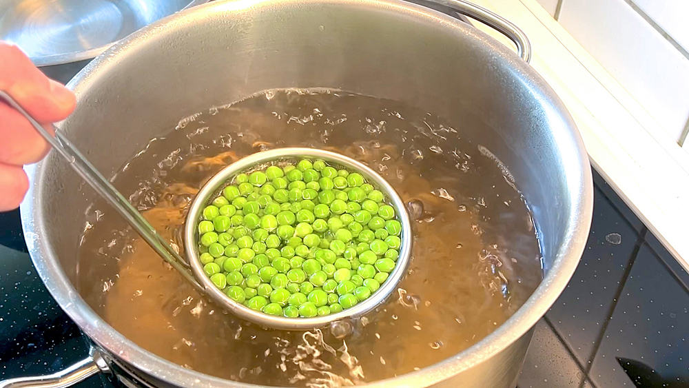 Erbsen blanchieren
