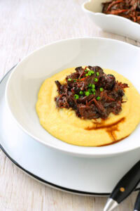 Geschmorter Ochsenschwanz auf cremiger Polenta