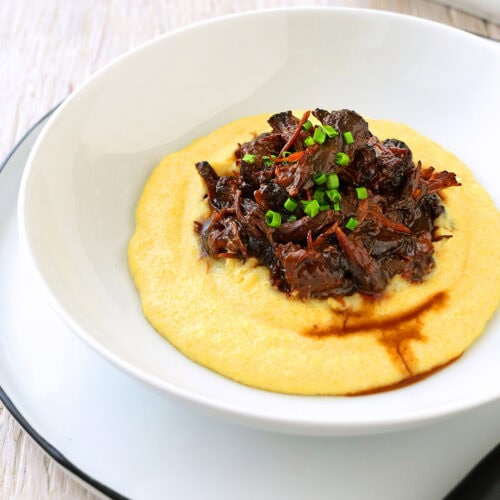 Geschmorter Ochsenschwanz auf cremiger Polenta