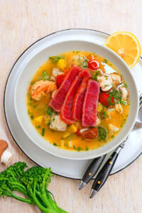 Bunte Fischsuppe mit Thunfisch-Tataki