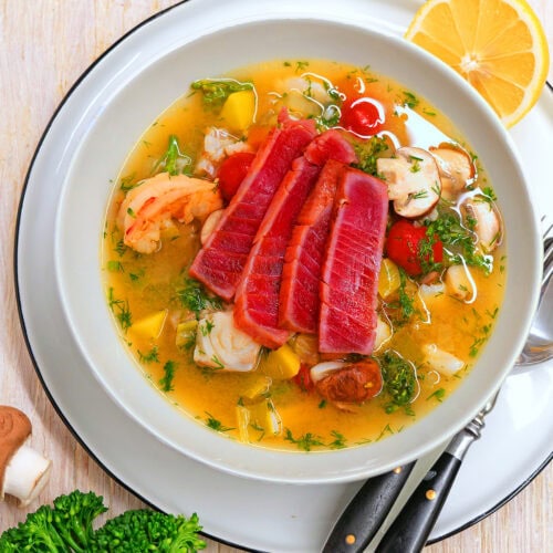 Bunte Fischsuppe mit Thunfisch-Tataki