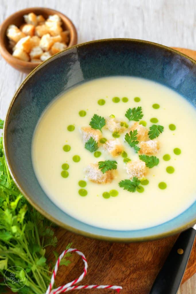 Kerbelknollensuppe mit Croutons und Dillöl