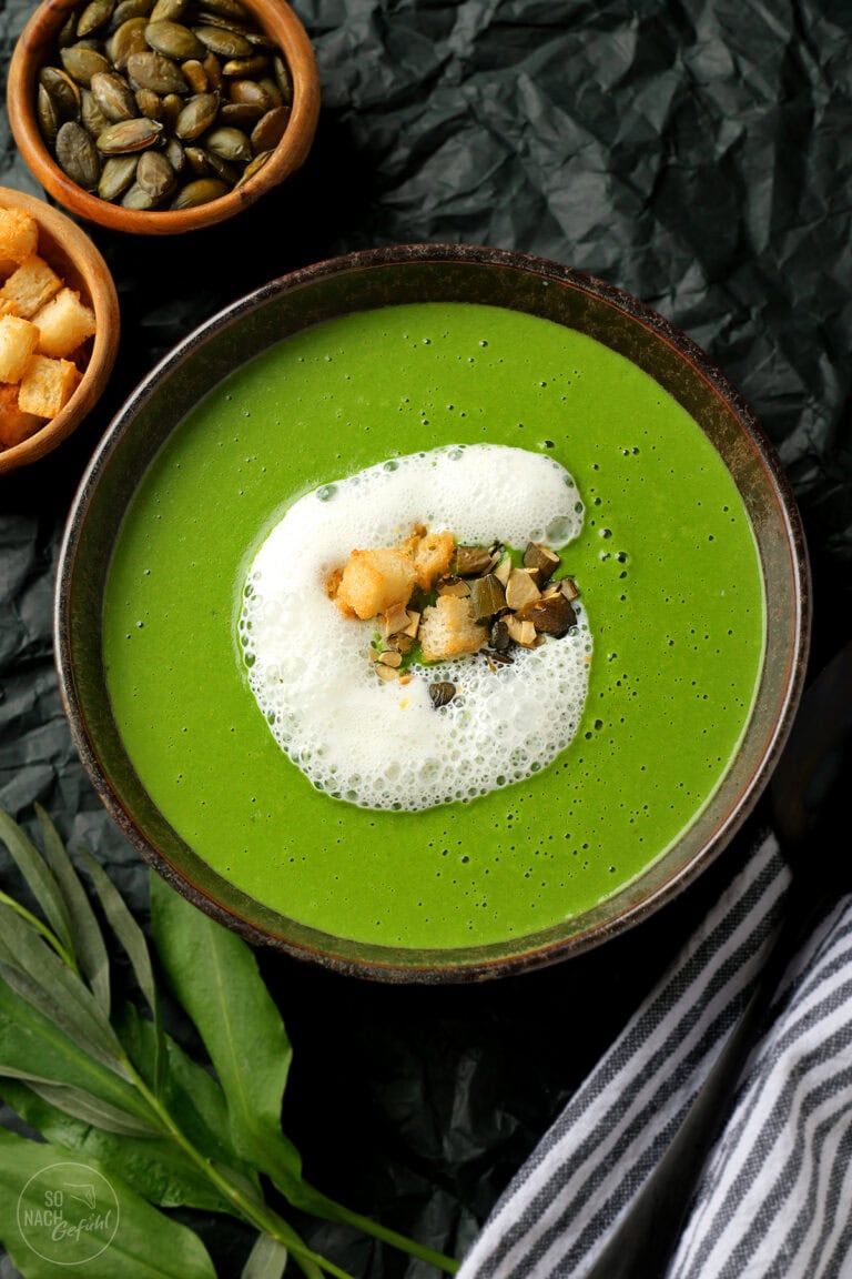Kräutersuppe mit Buttermilchschaum
