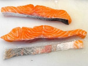 Lachs von der Haut schneiden