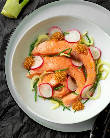 Lauwarmer Lachs angerichtet