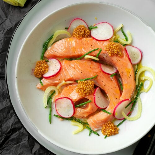 Lauwarmer Lachs angerichtet