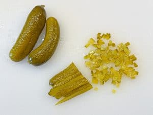 Gewürzgurken schneiden