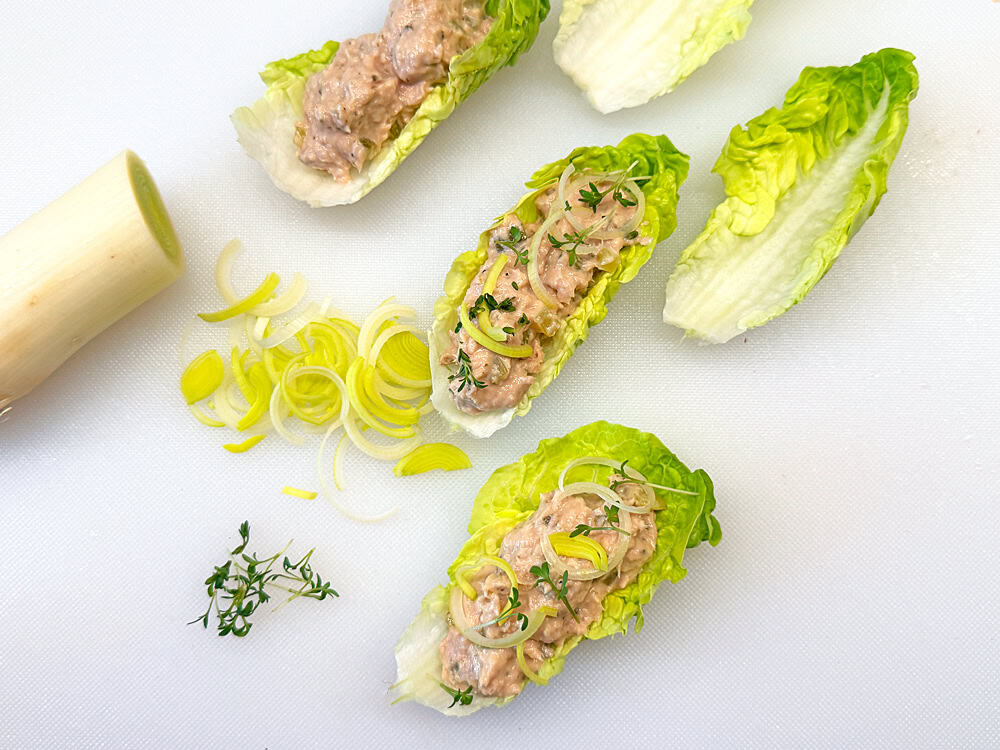 Creme anrichten im Salatblatt