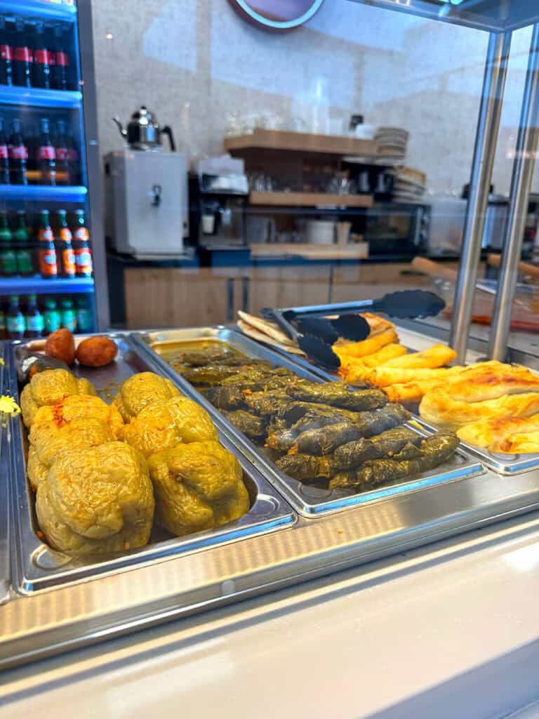Frische türkische Gerichte auf einem Food-Stand, inklusive Börek und Dolma.