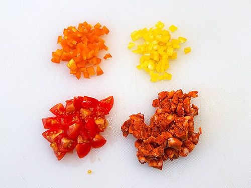 gewürfelte Zutaten: Paprika, Tomate, Chorizo