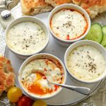 gebackene Einer in Joghurt mit Löffel angestochen